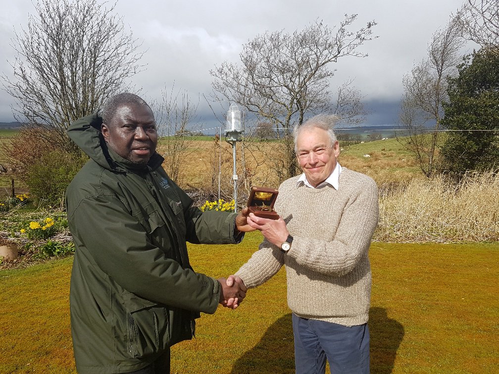 ScotEnvironment's tweet photo. Six long serving rainfall observers were awarded recently for their combined 211 years of dedicated service to monitoring Scotland’s rainfall. Read all about it in our latest blog https://t.co/EMwRDXZSWE #ScotEnvironment #GetInvolved https://t.co/4zb7o7FEsK