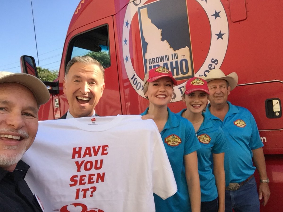 A spudtacular visit with KTVI <a href="/FOX2morning/">FOX2 News in the AM</a> commenTater <a href="/PERTZFOX/">John Pertzborn</a> &amp; <a href="/BigIdahoPotato/">Big Idaho® Potato</a> #TaterTwins 🥔🥔 <a href="/producer_peggy/">Producer Peggy</a> T’ank You!!!