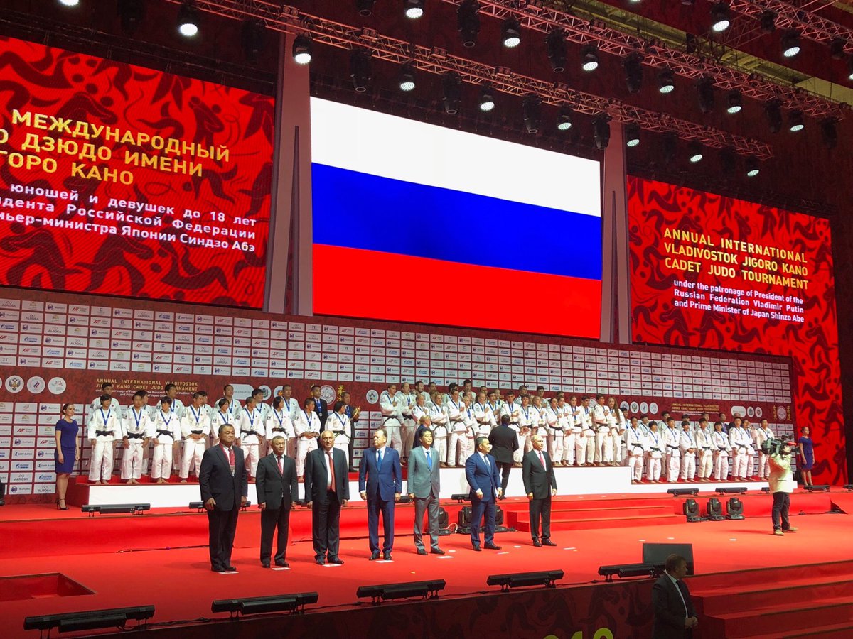 【#嘉納治五郎記念ウラジオストクカデ柔道交流大会】男女8階級ずつ16名の混合団体戦で行われ、日本は決勝で代表選の末、惜しくもロシアに敗れましたが、安倍総理、プーチン大統領、バトトルガ大統領の見守る中、日露の若き柔道家達が熱戦を繰り広げ、また親善を深めました。
▼judo.or.jp/p/46244