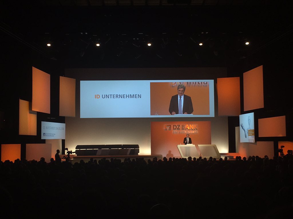 LudwigGroeber's tweet photo. Joe Kaeser, CEO bei @Siemens: "Die Industrielle Revolution 4.0 ist in vollem Gange" #idialog #dzbank https://t.co/AhbDSh6PxA
