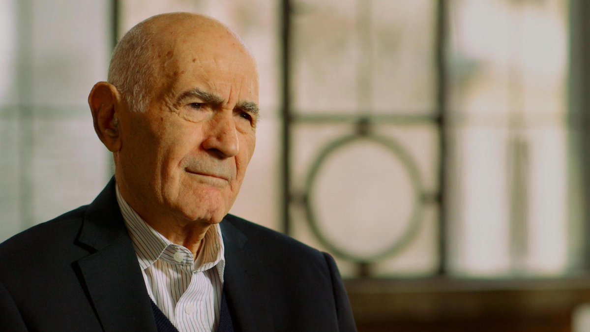 Mi chiamò l'insegnante. Quasi in silenzio mi disse: sei espulso dalla scuola. Amareggiato, mi mise le mani sulla testa, mi asciugò le lacrime: non piangere Sami, non hai commesso niente di male. Non piangere. Sami Modiano, 8 anni nel 1938, qui bit.ly/ascoltasami #nonscuola