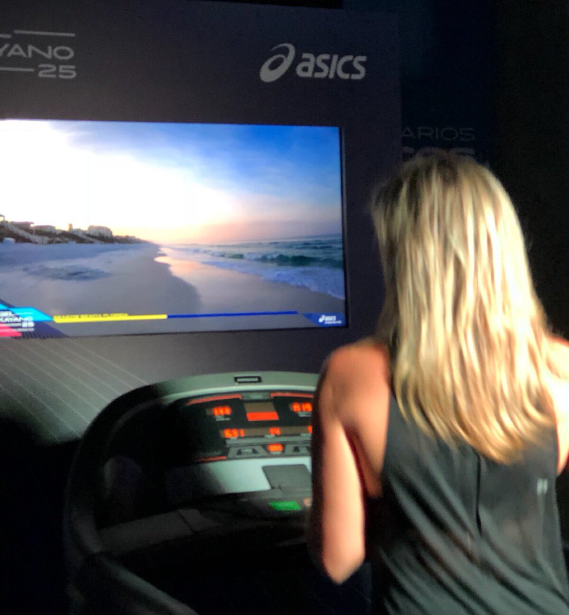 garciasusana's tweet photo. Hoy se presentaban las #Kayano25 en la #ASICSHouse y, aunque llevo meses corriendo con ellas, las he podido probar en una carrera virtual por una playa y en la máquina #GravityDefy simulando correr con un 80% de tu peso. Una auténtica pasada 😍 #ASICSFrontRunner https://t.co/gLbvN4KtA8