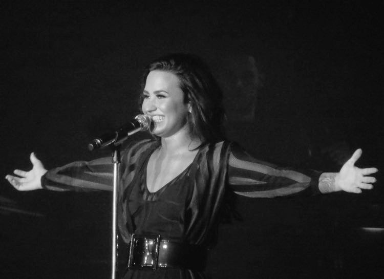 yovngheart's tweet photo. music saved her life.
just as her music saved lives.
she IS music. https://t.co/QfFX84hffA