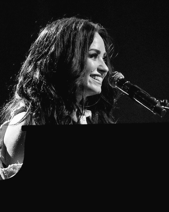 yovngheart's tweet photo. music saved her life.
just as her music saved lives.
she IS music. https://t.co/QfFX84hffA