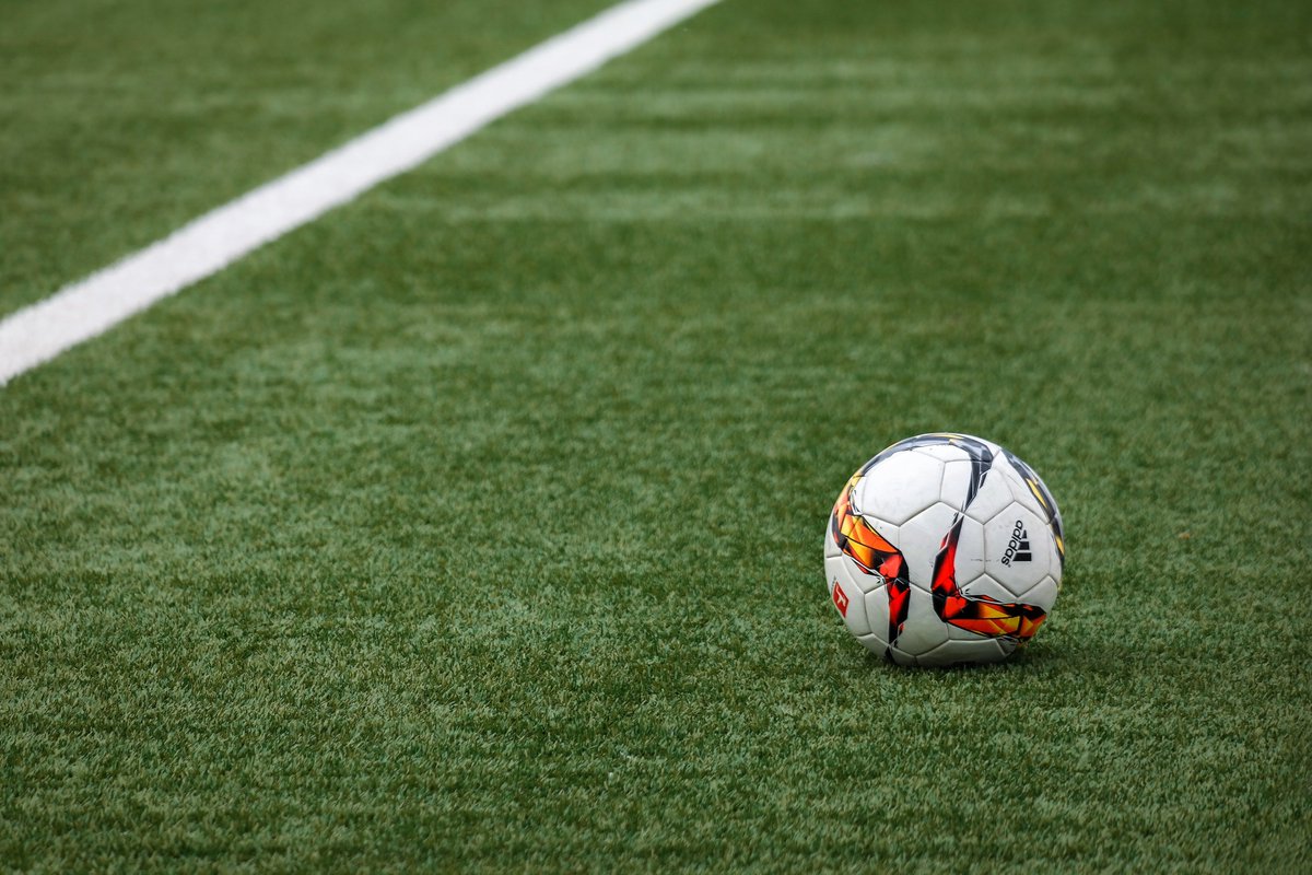Hoy es el día para honrar una gran tradición: el fútbol con los panas. Pero no todo sale como lo esperas, porque #AsíEsElFútbol ➡️ blog.geaecuador.ec/asi-es-el-futb…