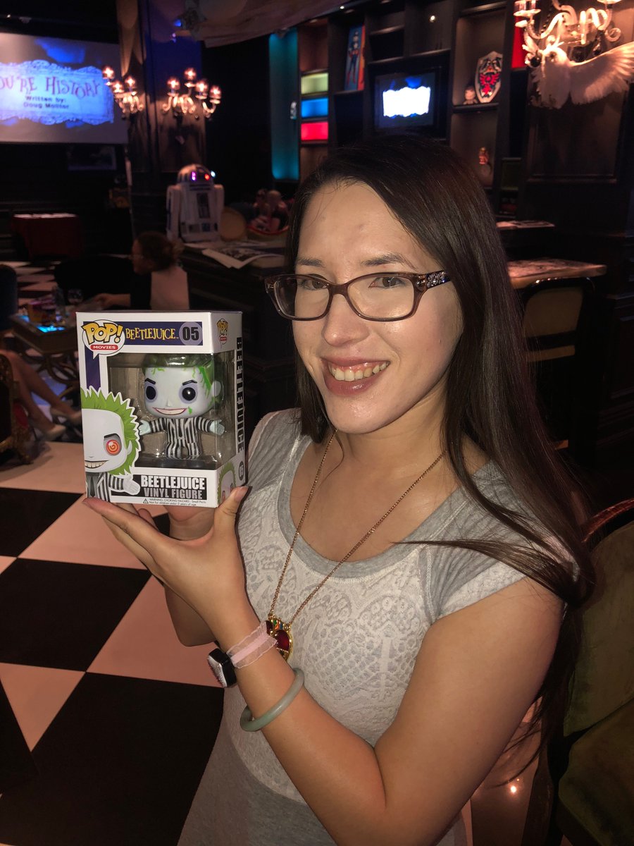 FandomBarLV's tweet photo. #ColoringAndCinema with classics on big screen, sipping cocktails & #Coloring with artist Mark Niven & his Comic books for the masses while @CorelliaRebel kept #Beetlejuice "inside!" #MFBLV #Fandom #Cosplay #FandomBar #LetsFandom #DTLV #LasVegas #Cinema #FandomMovieNight https://t.co/i3eWzzyRCp