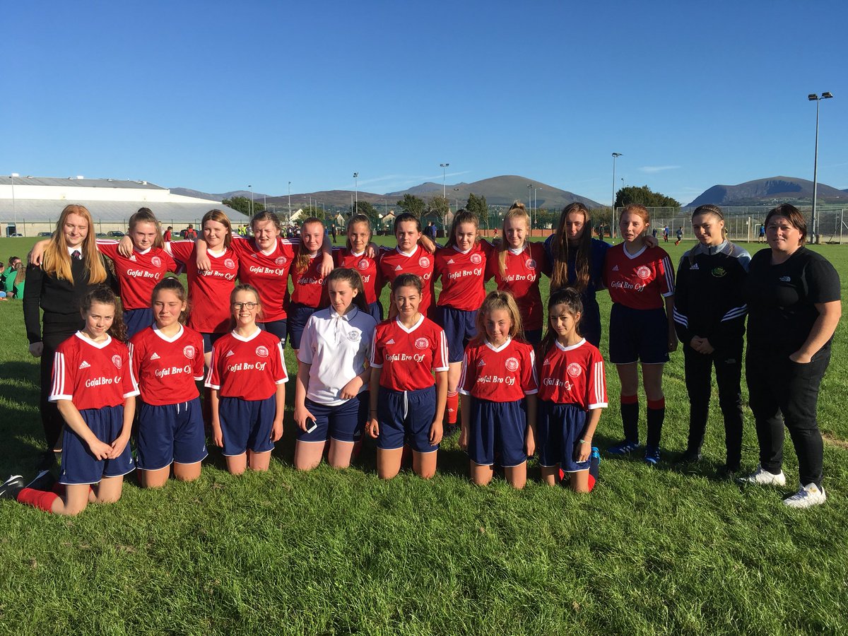 AGysho's tweet photo. Buddugoliaeth i dîm merched 9a10 heno yn erbyn @AGorfforol Dyffryn Nantlle. Ennill 5-0. Chwarae da gan bawb o’r sgwad.#Holly2gôl #Ellie #Llio #Ceila #Mari @WelshSchoolsFA https://t.co/zhjLREbO0z