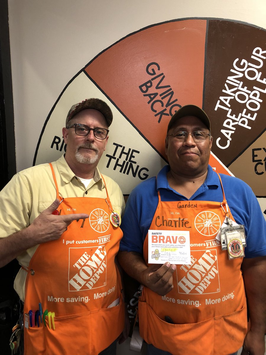 Charlie insuring our customers have a safe shopping experience by identifying and correcting a safety issue🎉🎉@BigOsSimplePlan <a href="/Oscar86604735/">Oscar</a> <a href="/RAUL_MORALES2/">raul morales</a>