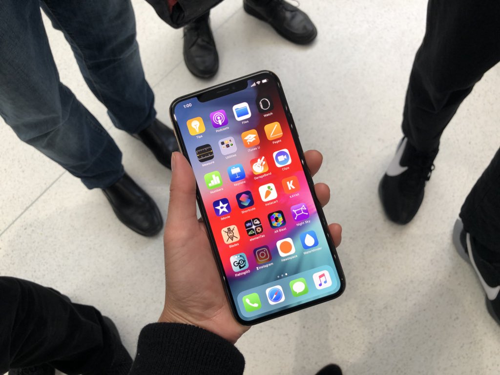 Nic Nguyen On Twitter Tiny Hands Vs Iphone Xs 58 Inch And