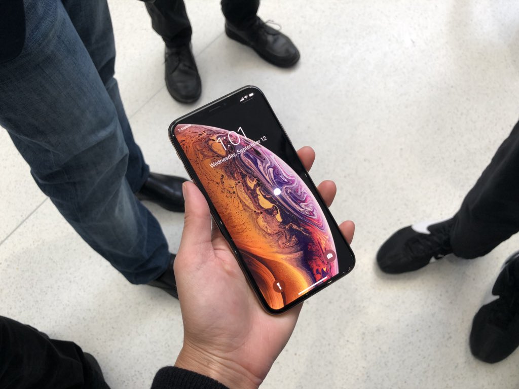Nic Nguyen On Twitter Tiny Hands Vs Iphone Xs 58 Inch And