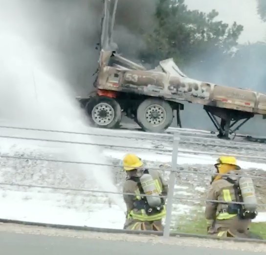AM800CKLW's tweet photo. The WB 401 remains closed near Orford Rd in Chatham-Kent following a fiery crash involving two tractor trailers. #cklw https://t.co/h7kyy24Vf1