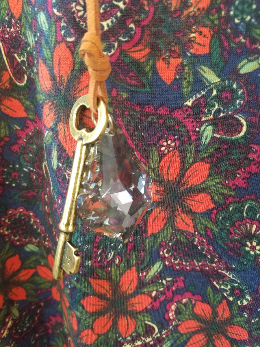 LularoeMade's tweet image. This necklace is the bomb! $18 #necklace #key #bling #sparkle #wonderfullymade #shopnewportrichey