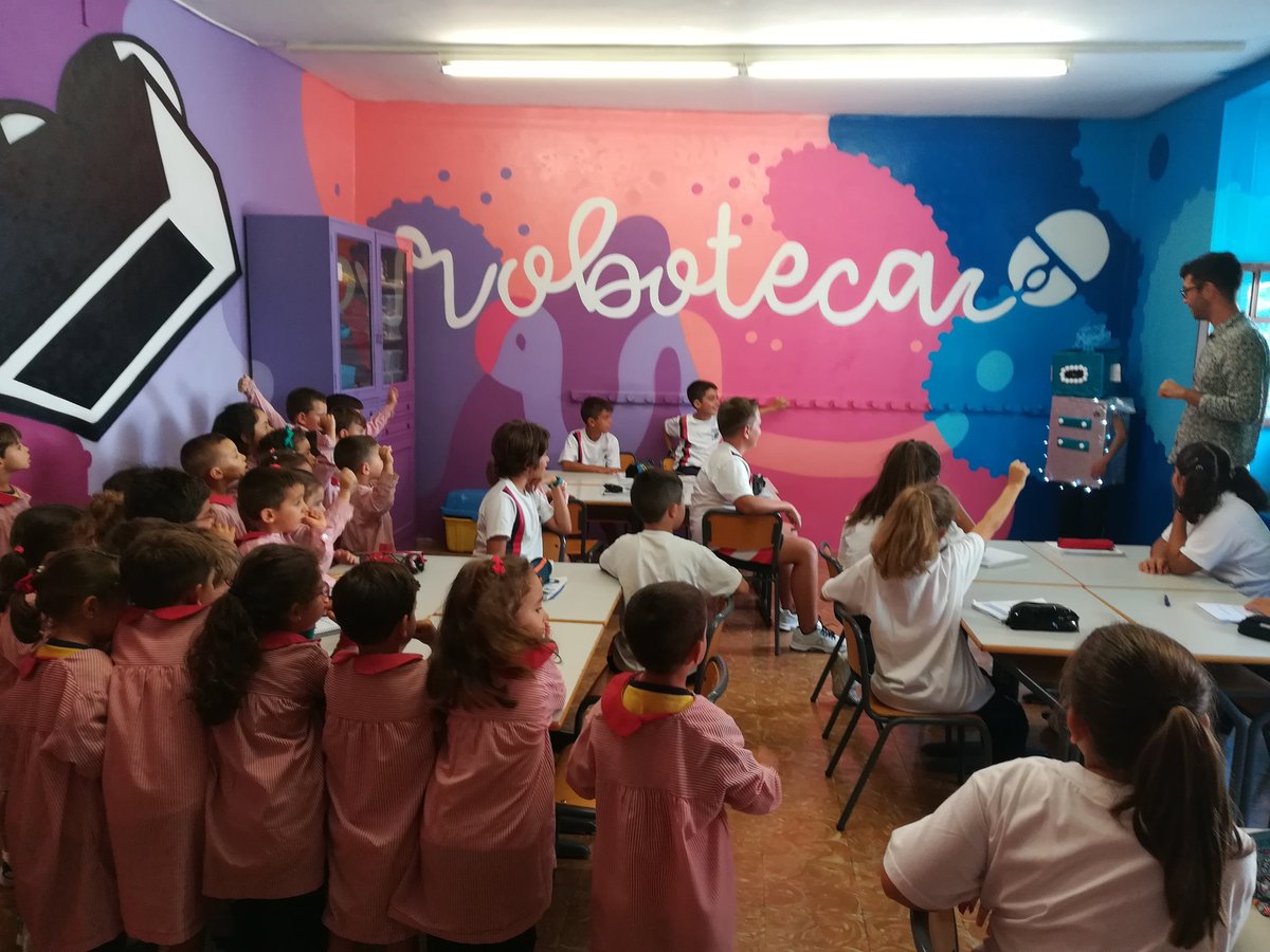 RealejosNazaret's tweet image. Hoy Infantil P4 ha visitado la #RobotecaNazaret y les hemos presentado a Taquito Junior que nos acompañará durante todo el curso para descubrir juntos todas las posibilidades de la #robótica  @coleinnovadores @tenerife2030