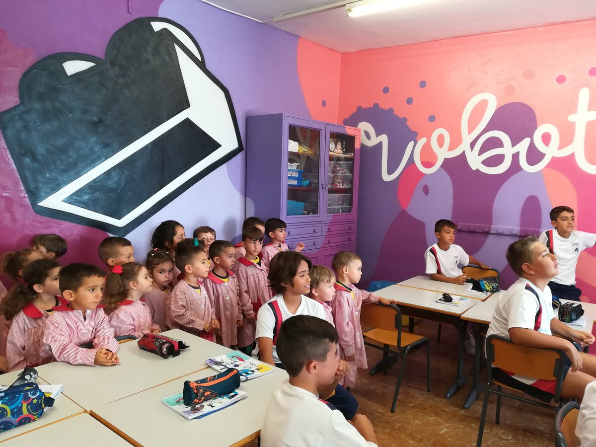 RealejosNazaret's tweet image. Hoy Infantil P4 ha visitado la #RobotecaNazaret y les hemos presentado a Taquito Junior que nos acompañará durante todo el curso para descubrir juntos todas las posibilidades de la #robótica  @coleinnovadores @tenerife2030