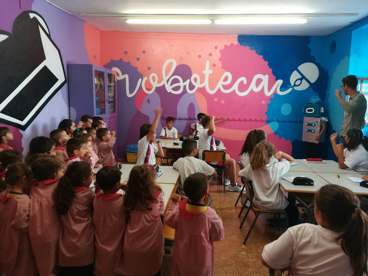 RealejosNazaret's tweet image. Hoy Infantil P4 ha visitado la #RobotecaNazaret y les hemos presentado a Taquito Junior que nos acompañará durante todo el curso para descubrir juntos todas las posibilidades de la #robótica  @coleinnovadores @tenerife2030