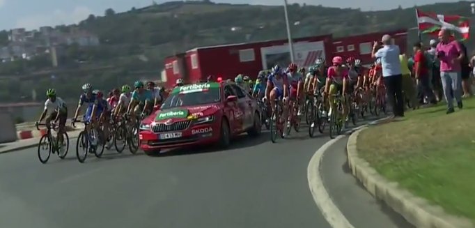igoiz17's tweet photo. La plataforma ciudadana @GureEskuDago también ha sido protagonista en #etapa17 de #LaVuelta18 reivindicando el derecho a decidir en la salida y al paso de los corredores por las carreteras vascas #YouAreInTheBasqueCountry (📷 @gureskudaogetxo, @GetxokoEHBildu y @ehbildubizkaia) https://t.co/zgT6RaUp6g