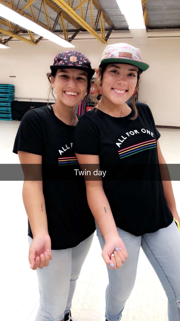tengolimones's tweet photo. Twin day 👯‍♀️ @uprsoftball https://t.co/8yELvMtU5G