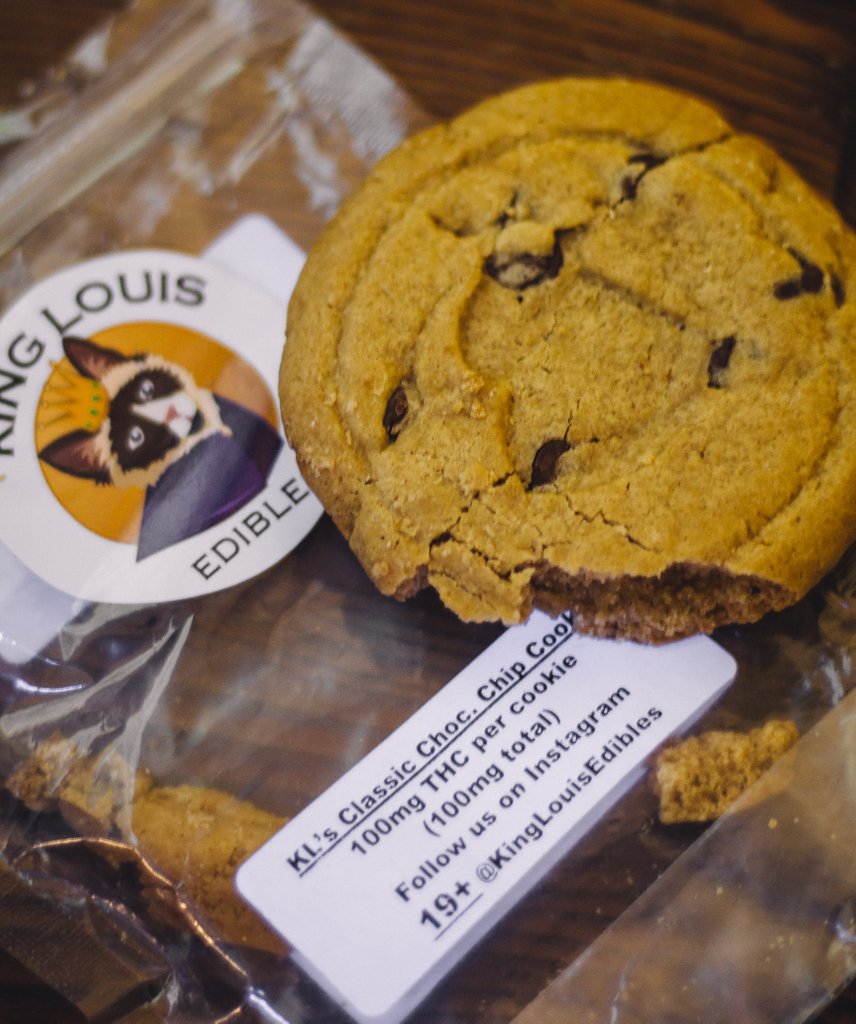 cankush420's tweet photo. Fact: Life is better with freshly baked goods. Life is AMAZING with freshly baked cannabis cookies, like these 100mg THC, choc chip cookies from @kinglouisedibles. 🍪 Get yours today, visit: https://t.co/4Ps0bkW7Eg #cannacookies #bakededibles #bcweed https://t.co/mlA6q8tBqg