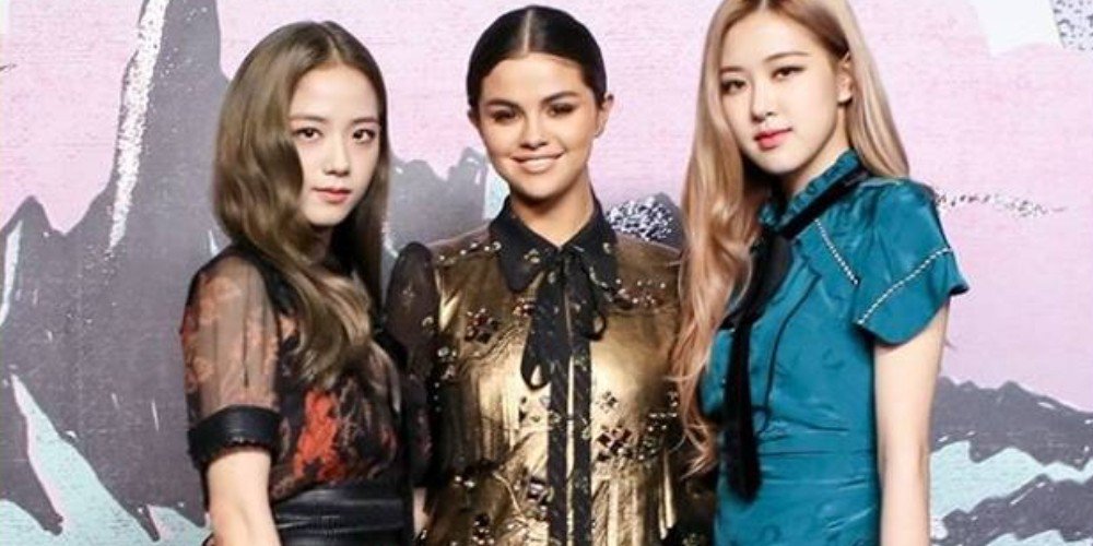 allkpop's tweet photo. #BLACKPINK's Rose and Jisoo pose with Selena Gomez during 'New York Fashion Week' https://t.co/I9mSMC0y24 https://t.co/llICq5dsun