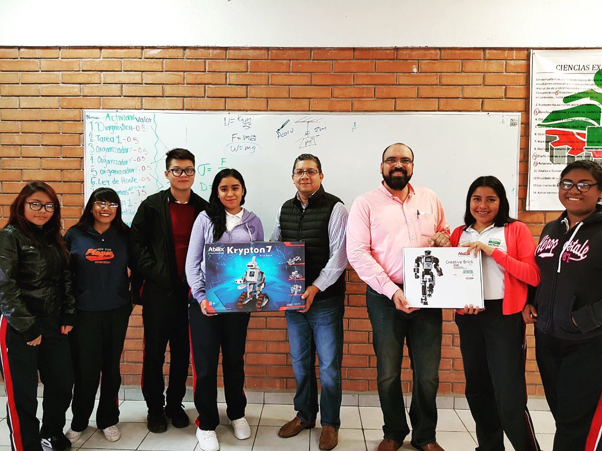 #EnEstosMomentos | A nombre del Gobernador de #Coahuila <a href="/mrikelme/">Miguel Riquelme</a>, se efectúa a entrega de equipos de robótica a estudiantes del Plantel Joaquin Arizpe de la Maza en #Saltillo #SomosCECyTEC #FuerteCoahuilaEs