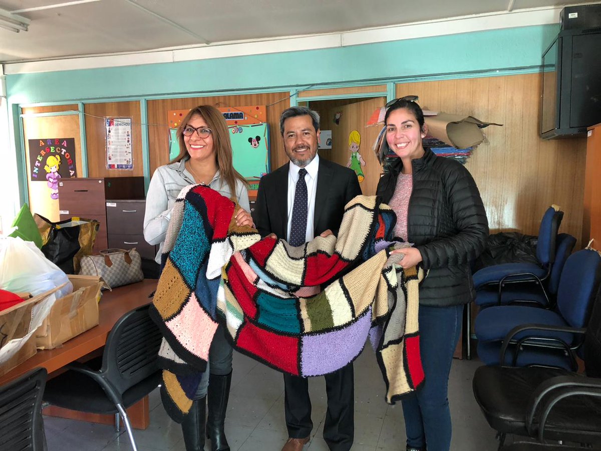 evopoliantof's tweet photo. Evópoli Mujer presente en #Calama, para entregar ayuda a los damnificados de la Toma Frei Bonn, entregando artículos de aseo personal, los cuales serán destinados al albergue habilitado en la Escuela 21 de Mayo, a través de la OPD Calama. Agradecemos la colaboración 😊❤ https://t.co/5vnsZivyp6