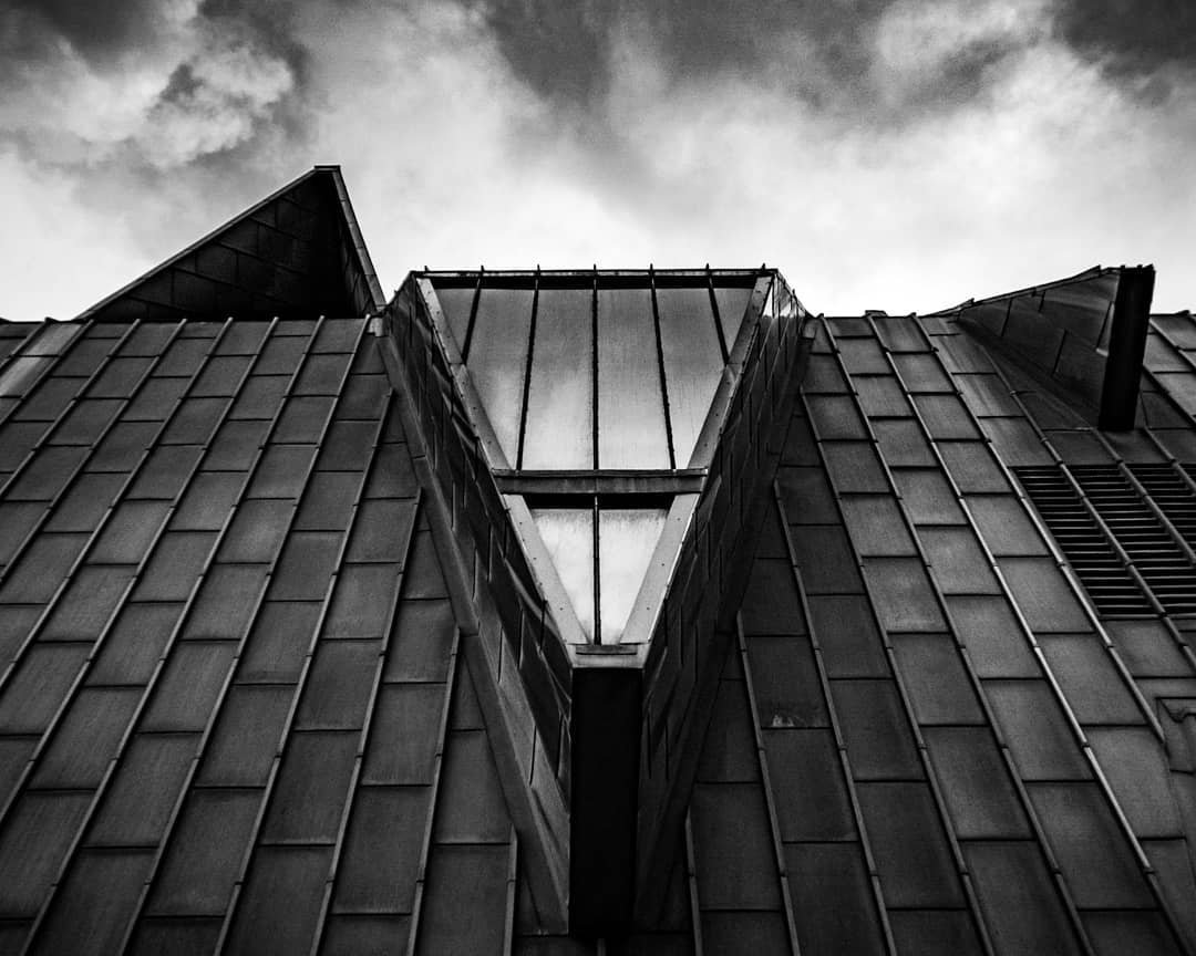 Cov's elephant building @wastelandcov @The_Herbert #igcov_wasteland #leadinglines #igerscoventry #brutalism #coventry #icanconnect #modernist #thisiscoventry #lookingup_architecture #minimal_lookup #bnw #blackandwhite