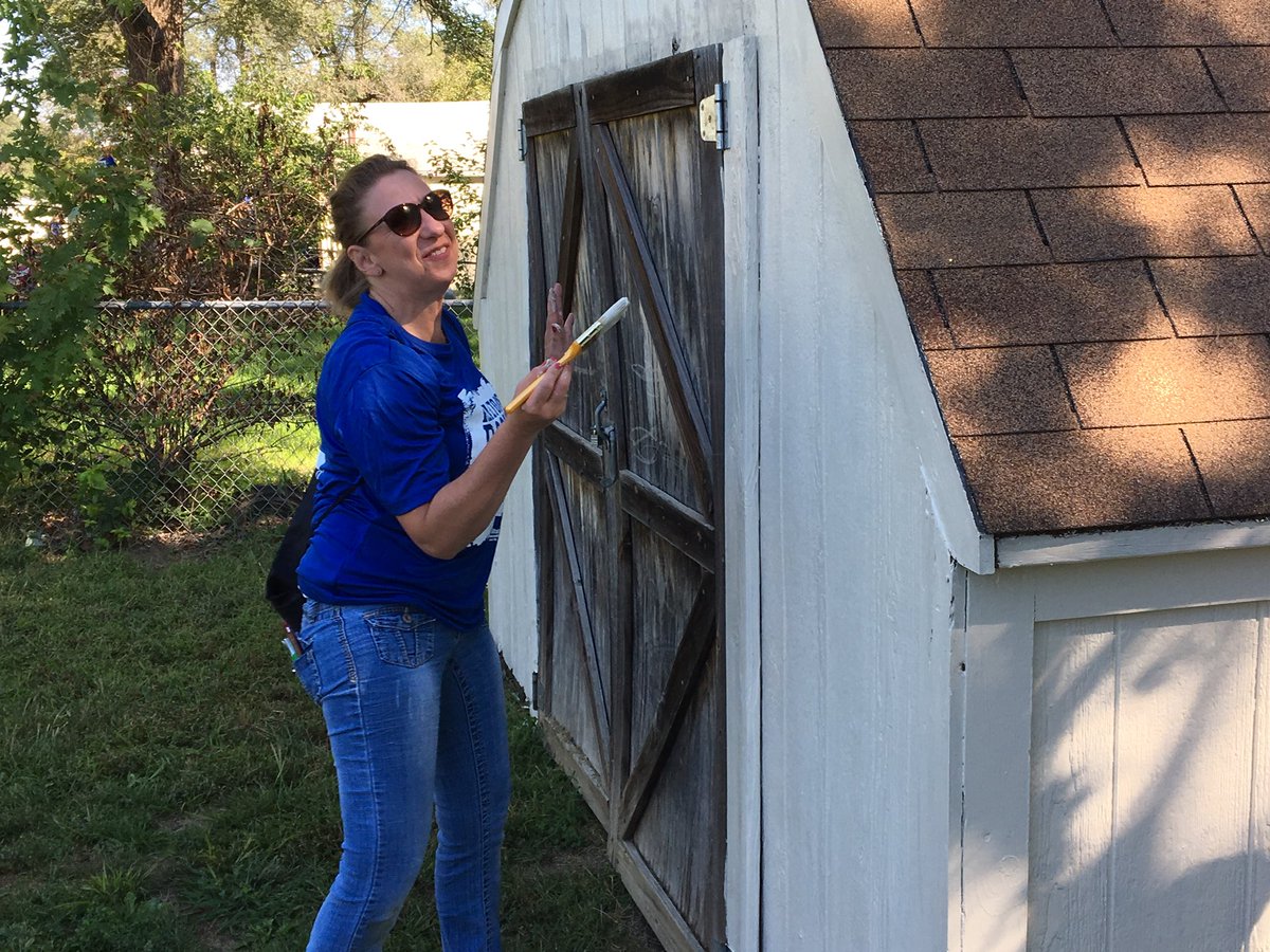 bhgrekansascity's tweet photo. Our awesome agents are Rockin’ the Block with Kansas City Regional Association of REALTORS® and Habitat for Humanity Kansas City to rehab homes 🏡 in #Olathe. #kcrar #rocktheblock #habitatkc #bhgre https://t.co/RiBFo0K8tm
