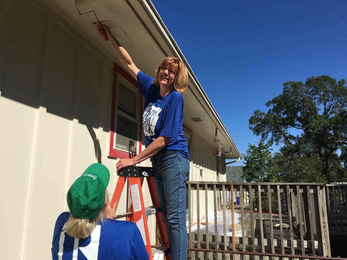 bhgrekansascity's tweet photo. Our awesome agents are Rockin’ the Block with Kansas City Regional Association of REALTORS® and Habitat for Humanity Kansas City to rehab homes 🏡 in #Olathe. #kcrar #rocktheblock #habitatkc #bhgre https://t.co/RiBFo0K8tm