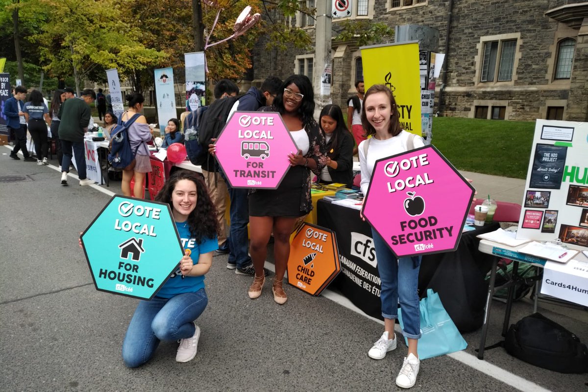 CFSFCEE's tweet photo. Notre trésorière nationale est avec @cfson au festival de rue de l’UTSU pour parler des enjeux clés qui affectent les étudiantes et étudiants en Ontario #cfsfcee #cfson #votezlocal #poliON https://t.co/4kC9uMupa5