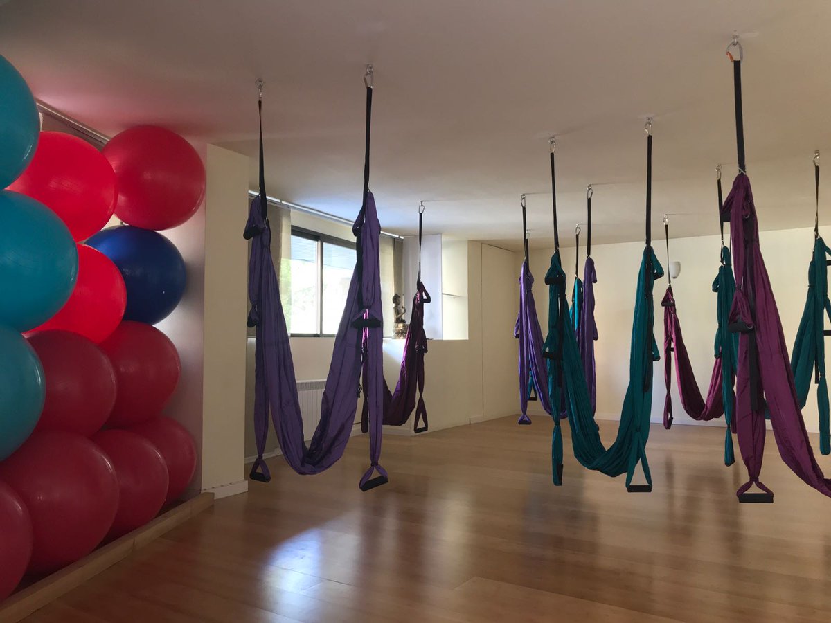 AnandaIoga's tweet photo. Nuestra clase de prueba de #Yoga #Aereo 🦋🧘🏻‍♂️ ha sido un éxito rotundo.

La #Clase de #PuertasAbiertas de mañana día 13 de Septiembre esta completa.

Y ya quedan pocas plazas para las clases regulares de Martes y Jueves.

Apuntate ya: https://t.co/5J6bXR0cv4 https://t.co/KsOKUOKjFt