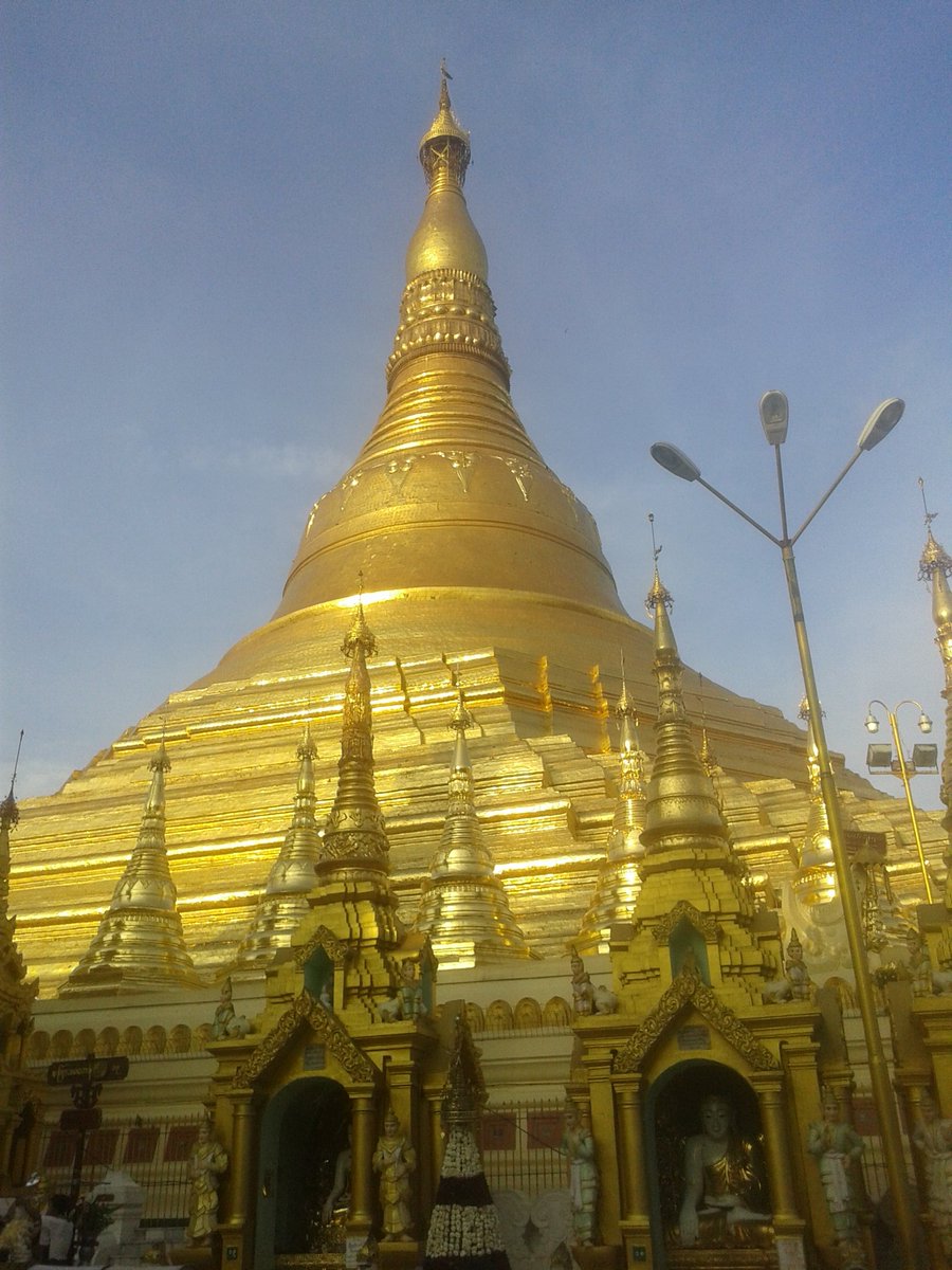 maw001's tweet photo. ေရႊတိဂုံေစတီေတာ္ျမတ္ႀကီးထံေတာ္ပါးသို႔ . . 
 
ယေန႔(12.9.2018) ဗုဒၶဟူးေန႔မွာ အမ်ဳိးသားေရးညီအကို/ေမာင္ႏွမမ်ားနဲ႔အတူ လကၤ်ာရစ္ပတ္ပူေဇာ္ကန္ေတာ့၍  ေအာင္ေျမ၌ ကမာၻတည္သေရြ႕ ေရႊတိဂုံေစတီေတာ္ျမတ္ႀကီး တည္ရွိပါေစေၾကာင္း ေမတၱာပို႔ဆုေတာင္းခဲ႔ၾကပါသည္ . . .

ဥကၠလာပမင္းႀကီး https://t.co/Rd3EPVGqMb