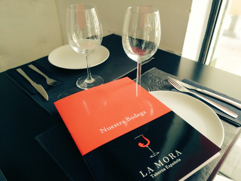 En pleno #tardeo escogiendo un #vinovalenciano porque los #miercoles también se viven a tope en <a href="/tabernalamora/">Taberna La Mora</a> 😎😉. Salud! 🍷