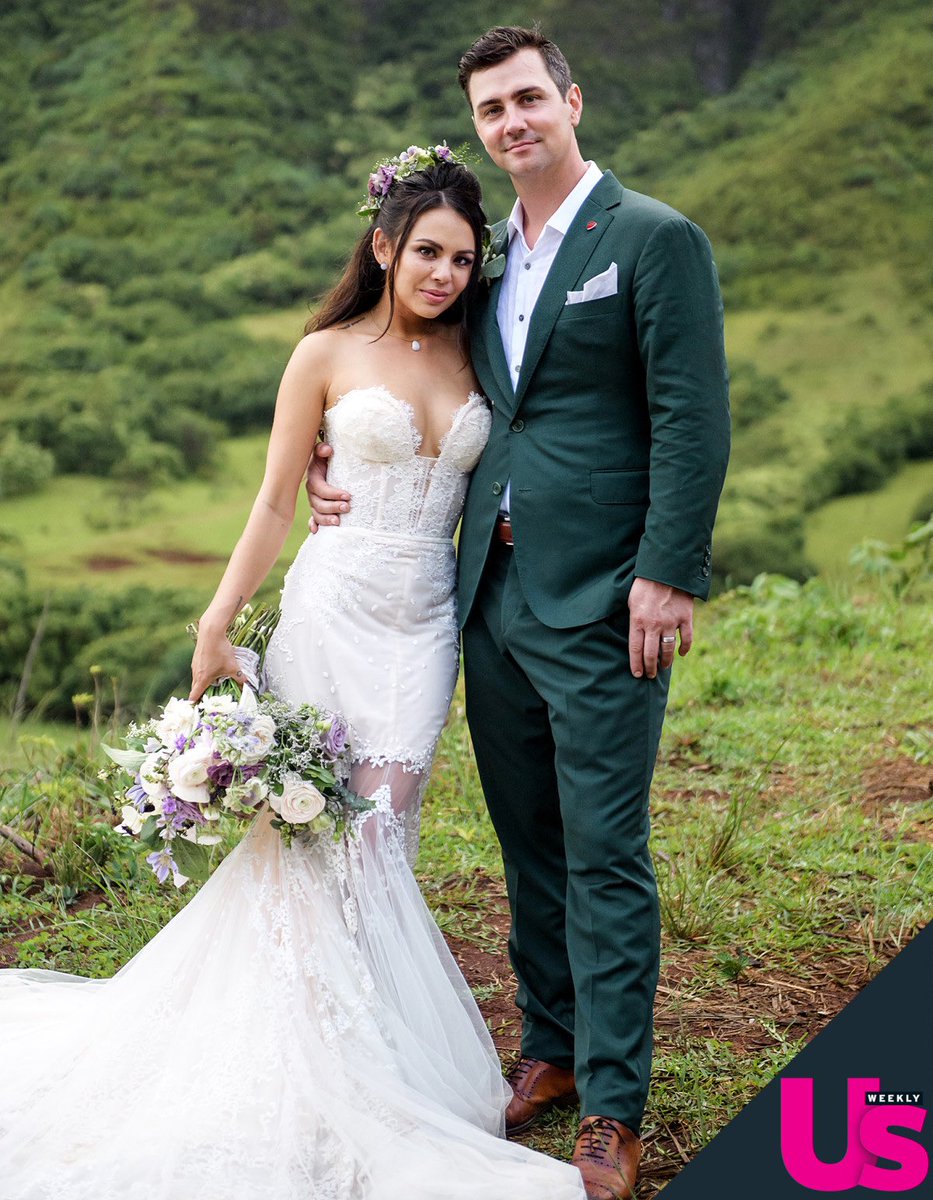 PLLonMax's tweet photo. Everything about this is GOALS. Huge congratulations to our pretty little bride, @JanelParrish. She + her husband were married in a Hawaiian dream wedding. 👰🏻🌺

Photos via @USWeekly. https://t.co/26PT3oxGmo
