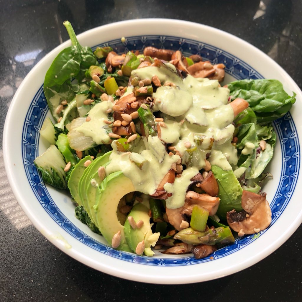 Healthy lunch happenings 🥗 How are you making healthy choices today? 🥑😊