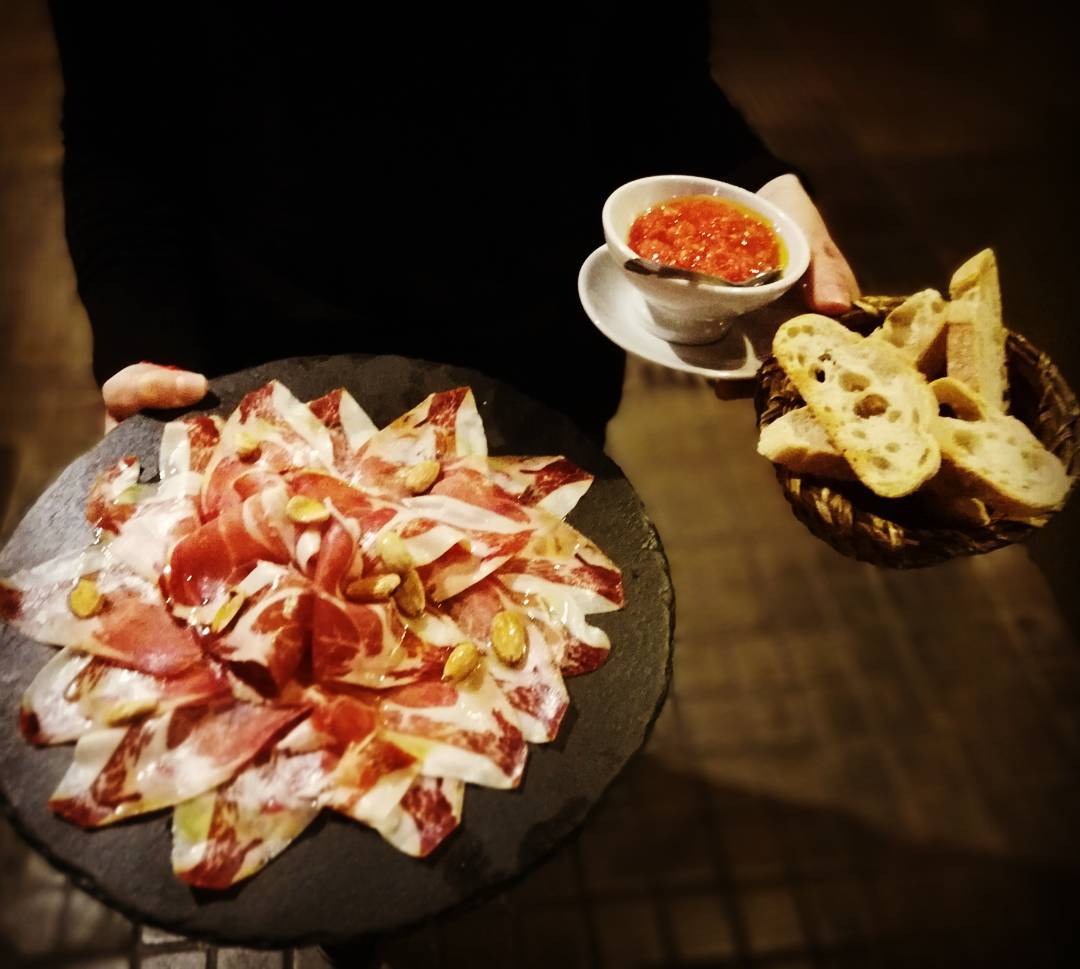 Las cenas ya comenzaron en <a href="/tabernalamora/">Taberna La Mora</a> . Y nuestra Tabla de #jamoniberico no podía faltar. #FelizFinde 
<a href="/jamonibericoweb/">Jamón ibérico</a> <a href="/jamoniberico/">Jamon Iberico</a> <a href="/JamonIbericodeB/">JamonIbericoBellota</a>