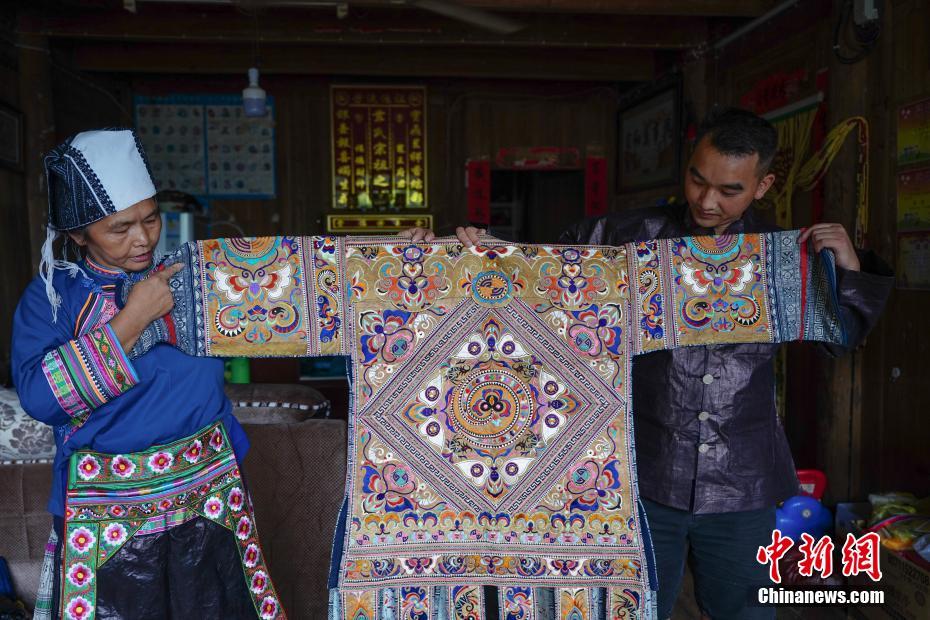 Echinanews's tweet photo. Traditional costume making helps increase income for ethnic minorities in southwest China's Guizhou Province https://t.co/ay6U4fj9O7