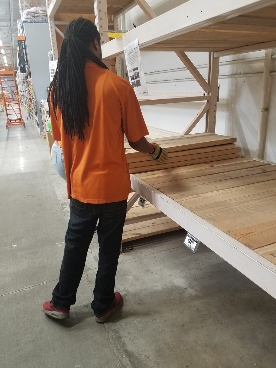 Great job karlton for wearing gloves while handling stickers.  #midsouthsafetyselfie #metknowssafety <a href="/wendellAbernat1/">Wendell Abernathy</a> <a href="/Brianthor1/">Brian thornton</a> <a href="/ginger_coleman/">Ginger coleman</a>