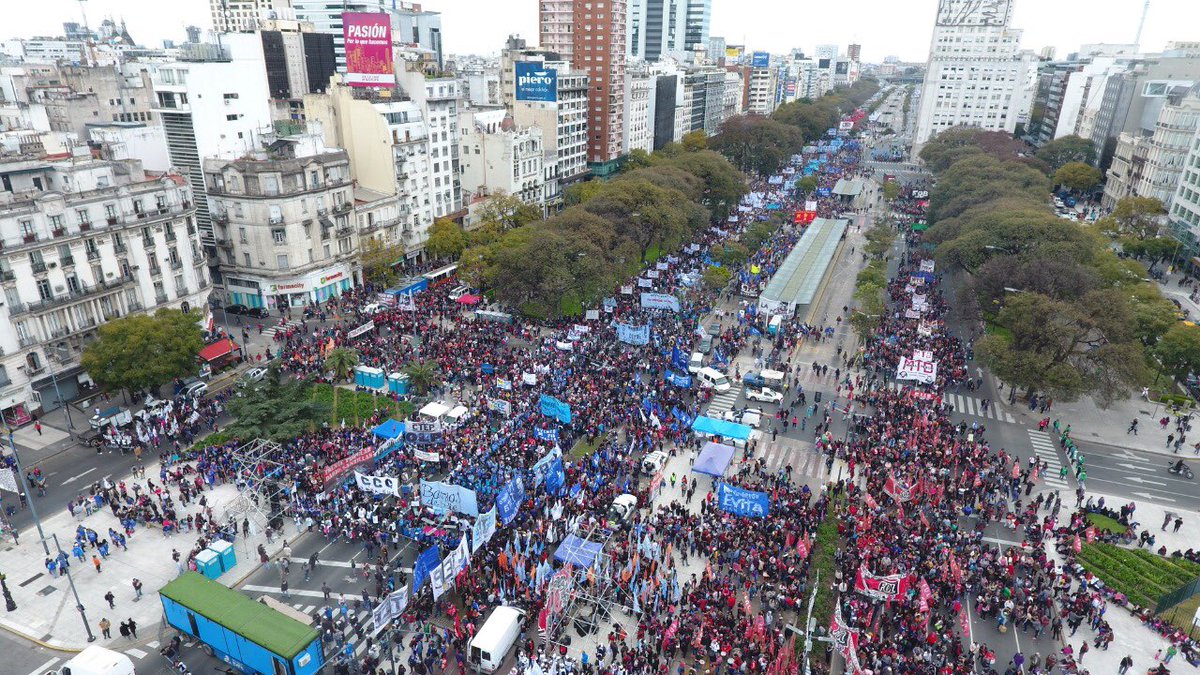 Contundente imagen de la masiva movilización protagonizada hoy por las organizaciones sociales por #emergenciaalimentaria 
#ollaspopulares
#NoAlFMI 
#BastaDeAjuste