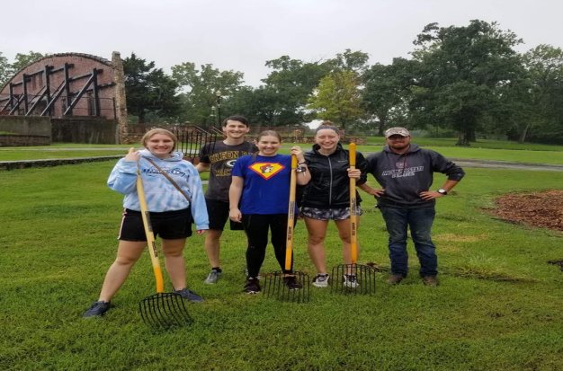 Doubletreesgf's tweet photo. Go Green Team! ♻️ This past weekend, they represented our commitment to sustainability and giving back to the community by cleaning and spreading mulch on 3 playground areas at Dolling Park. Keep it up, DoubleTree Green Team! https://t.co/hyv6njaaTN