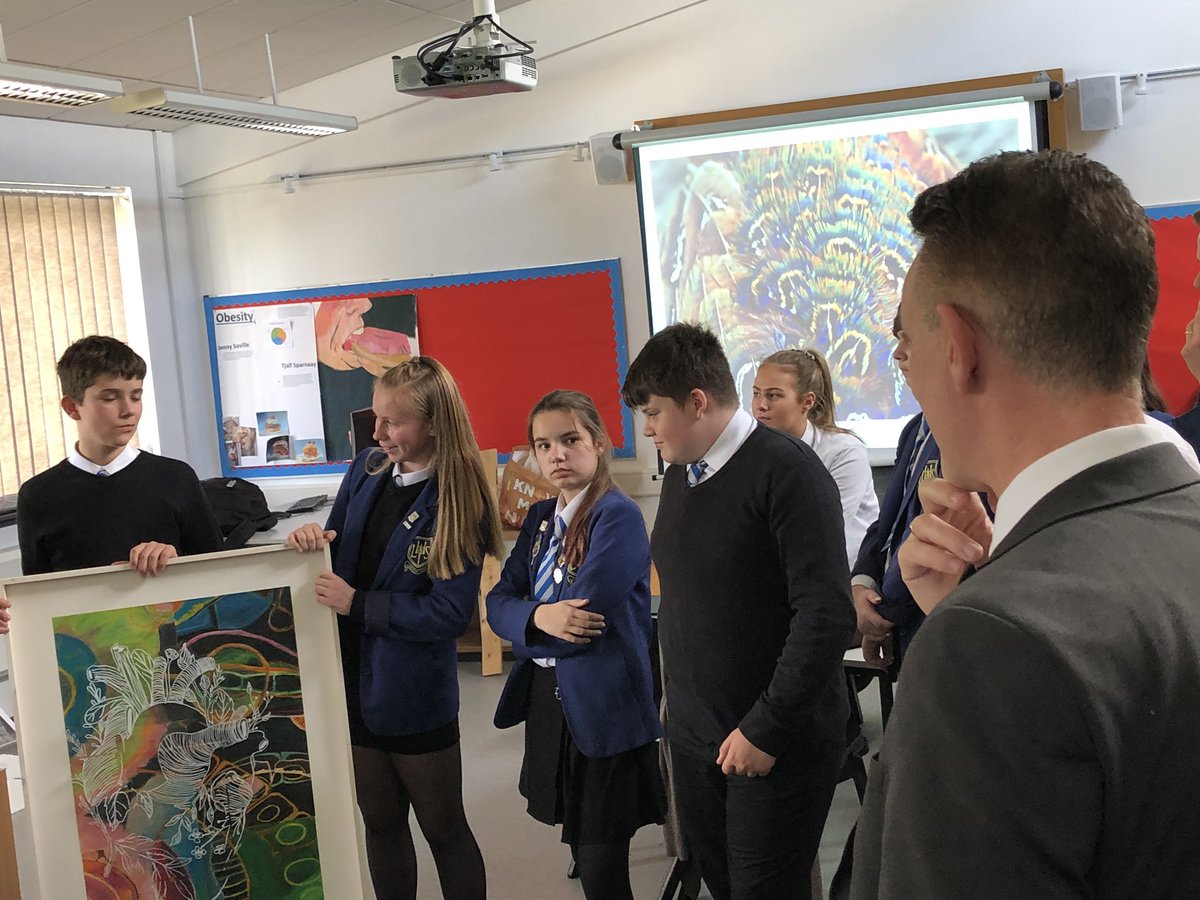 Community art pupils discussing their work and samples with Alastair, CEO of  @SSERCofficial @Larbert_ExpArts @LarbertHigh @DYW_ForthValley #STEAM #humanbiology @LHS_Science_ #bacteria @MrStaffordLHS @LHS_Success @MrsMacFadyenLHS #proud