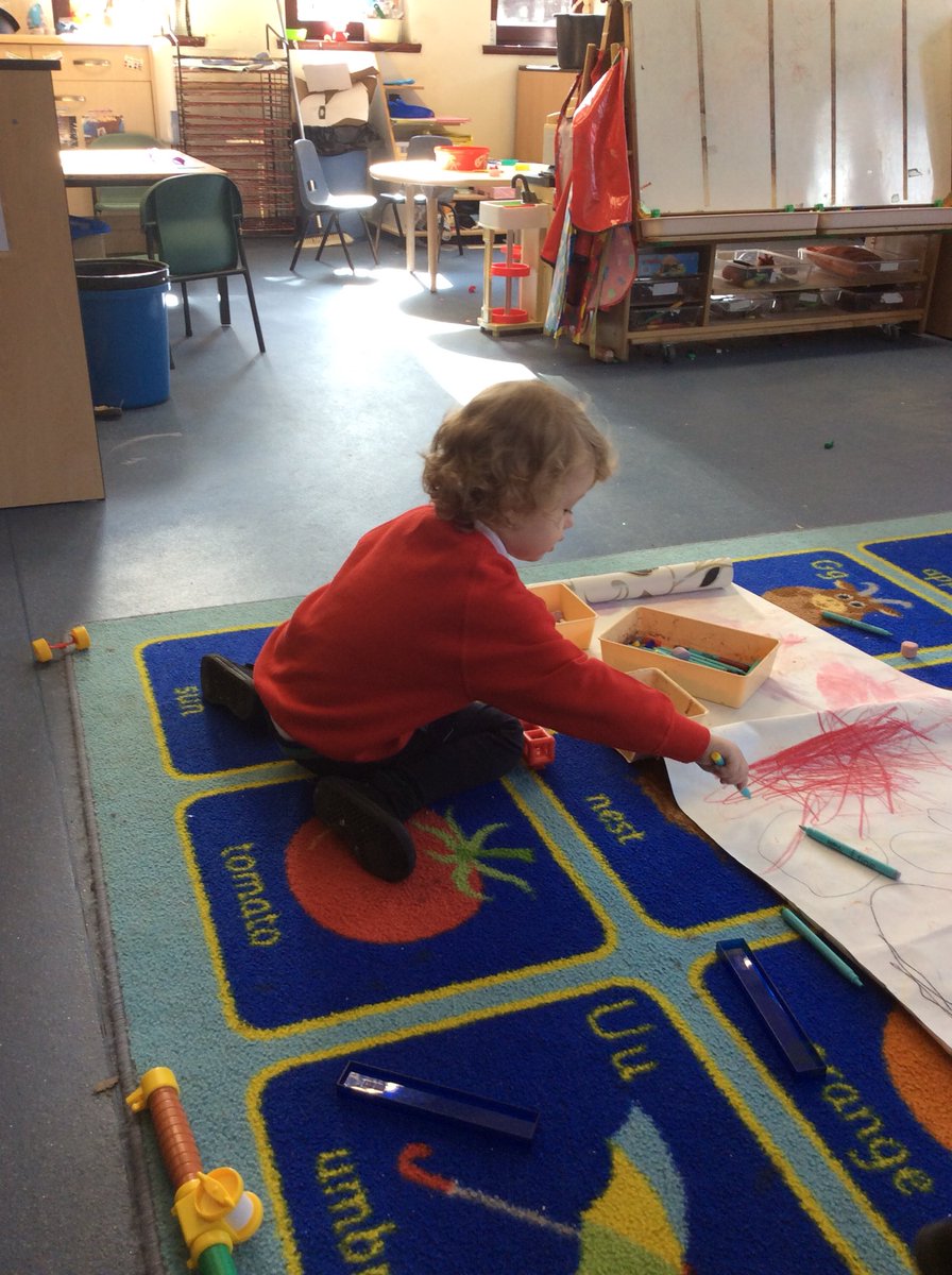 Comely_Nursery's tweet image. “A circle goes round and round!” #shape #markmaking #descriptivelanguage