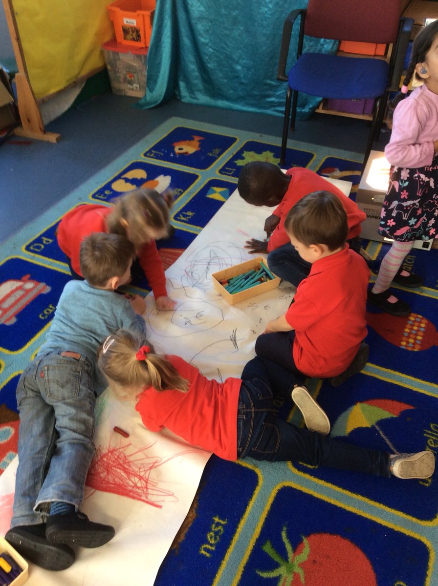 Comely_Nursery's tweet image. “A circle goes round and round!” #shape #markmaking #descriptivelanguage