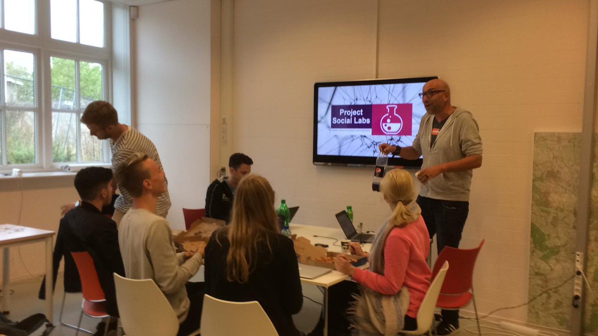 mapcusters's tweet image. De afgelopen twee uur groepsgesprek gehad met studenten van Condor, een van de #FontysSocialLabs. Gesprek was aan de hand van door hen zelf gemaakte foto’s. Levert rijke verhalen op! Ga weer geInspireerd naar huis :-)