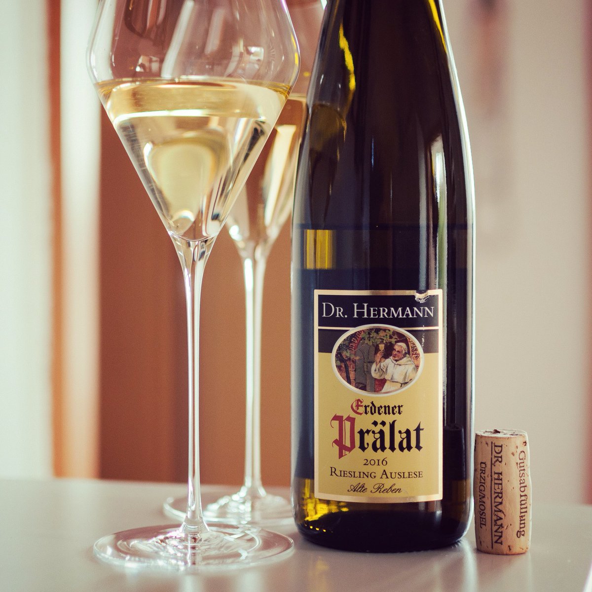 Rieslingheroes's tweet photo. A wine that is a sin… 😍👍🥂 We have the #drhermann #erdenerprälat #auslese #goldkapsel #altereben #2016 in our glasses 👍 Tasting notes on Insta https://t.co/xPDG27n9Hx “Süsswein” glass #zalto #zaltoglass 👏 #wine #winelover #sommlife #sommelier #somm #wineo #wein #vino #vin https://t.co/pa6x7b5Y7R