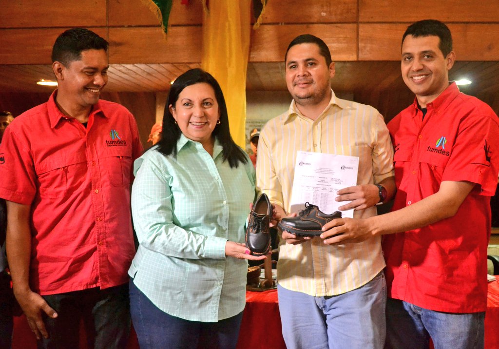 gestionperfecta's tweet photo. Oficializamos la entrega de 58 créditos a nuestros productores en conjunto con el #Fonfip y #Fumdes
#LaClaveEsProducir #LaraTierraDeEsperanza #VenezuelaNaciónPróspera @LuisJonasReyes https://t.co/POwUruLG0j