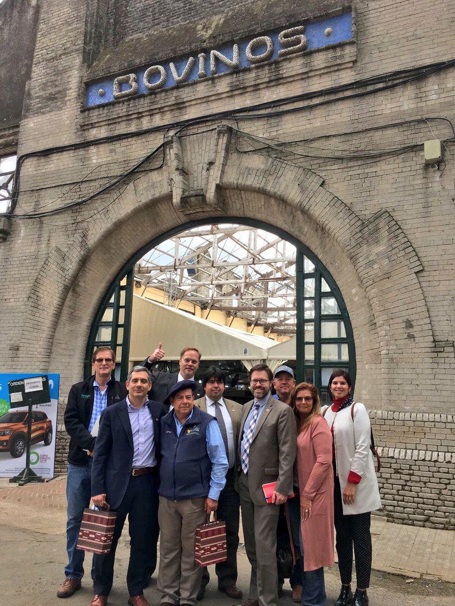 usembassyMVD's tweet image. Representantes de nuestra embajada visitaron hoy la @ExpoPrado junto visitantes del Departamento de Agricultura de #Wisconsin @widatcp y empresarios del sector agrícola de ese estado #MardaAngusFarm @ESTROTECT 🇺🇸🤝🇺🇾#ExpoPrado2018
