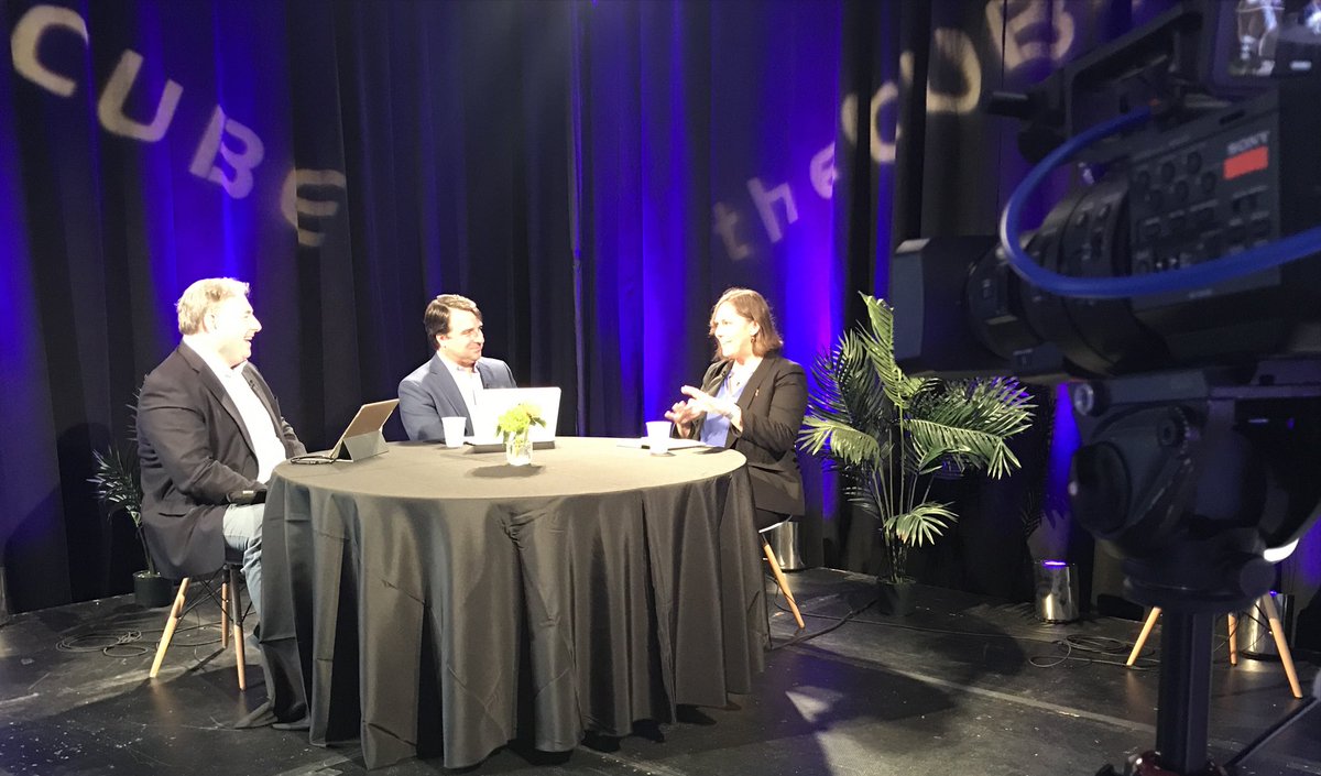 Sam_Kahane's tweet photo. .@Alation’s @slangenfeld is live on @theCUBE talking about the battling robots in their booth, #MachineLearning #datacatalog #datagovernance at #strataconf #CUBENYC with @furrier @plburris watch live at https://t.co/lbL882c7xK https://t.co/HvSdlnG0Od