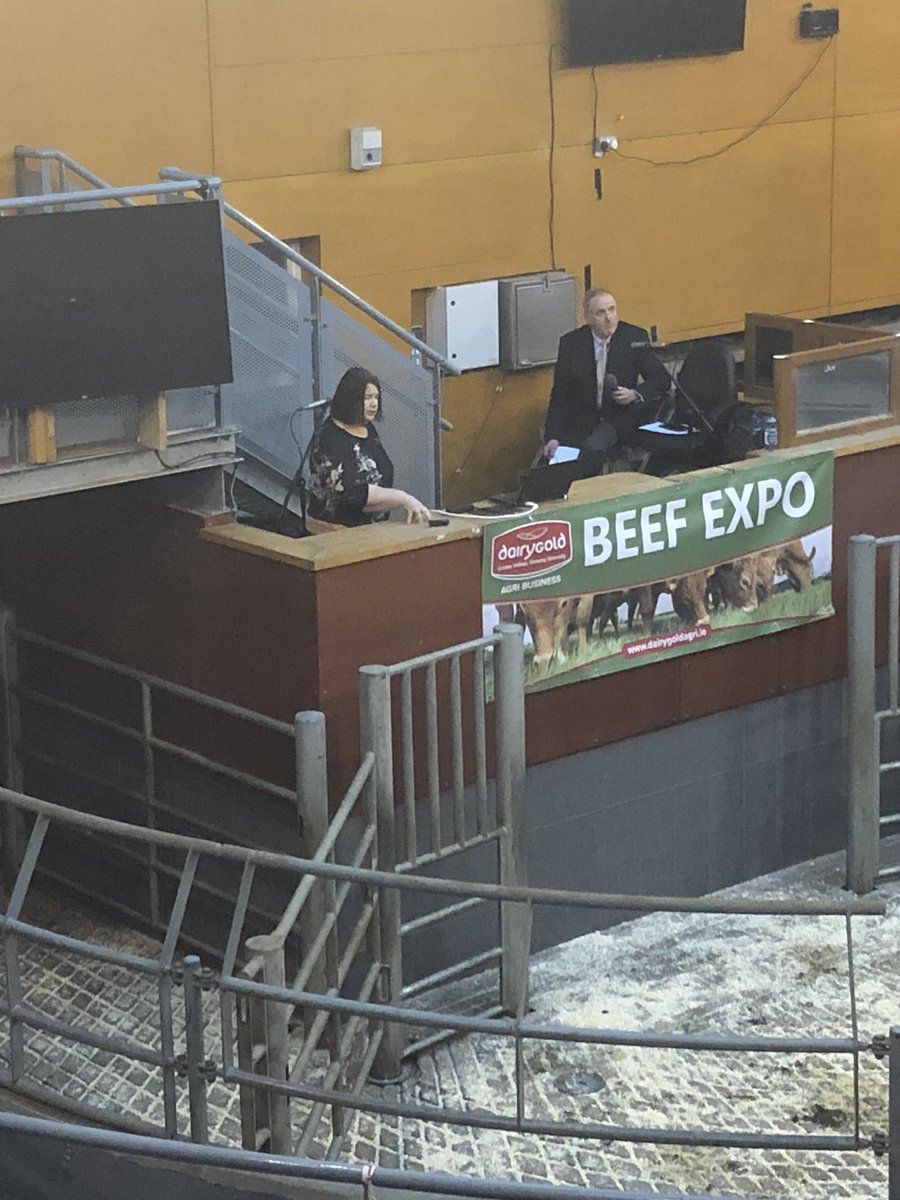 Dr Doreen Corridan from @MunsterAI stressing the importance of fresh air for housed animals with appropriate inlets and outlets in the shed #BeefExpo <a href="/DairygoldCo_Op/">Dairygold Co-Op</a> <a href="/CorkMarts/">Cork Co-op Marts Ltd</a>