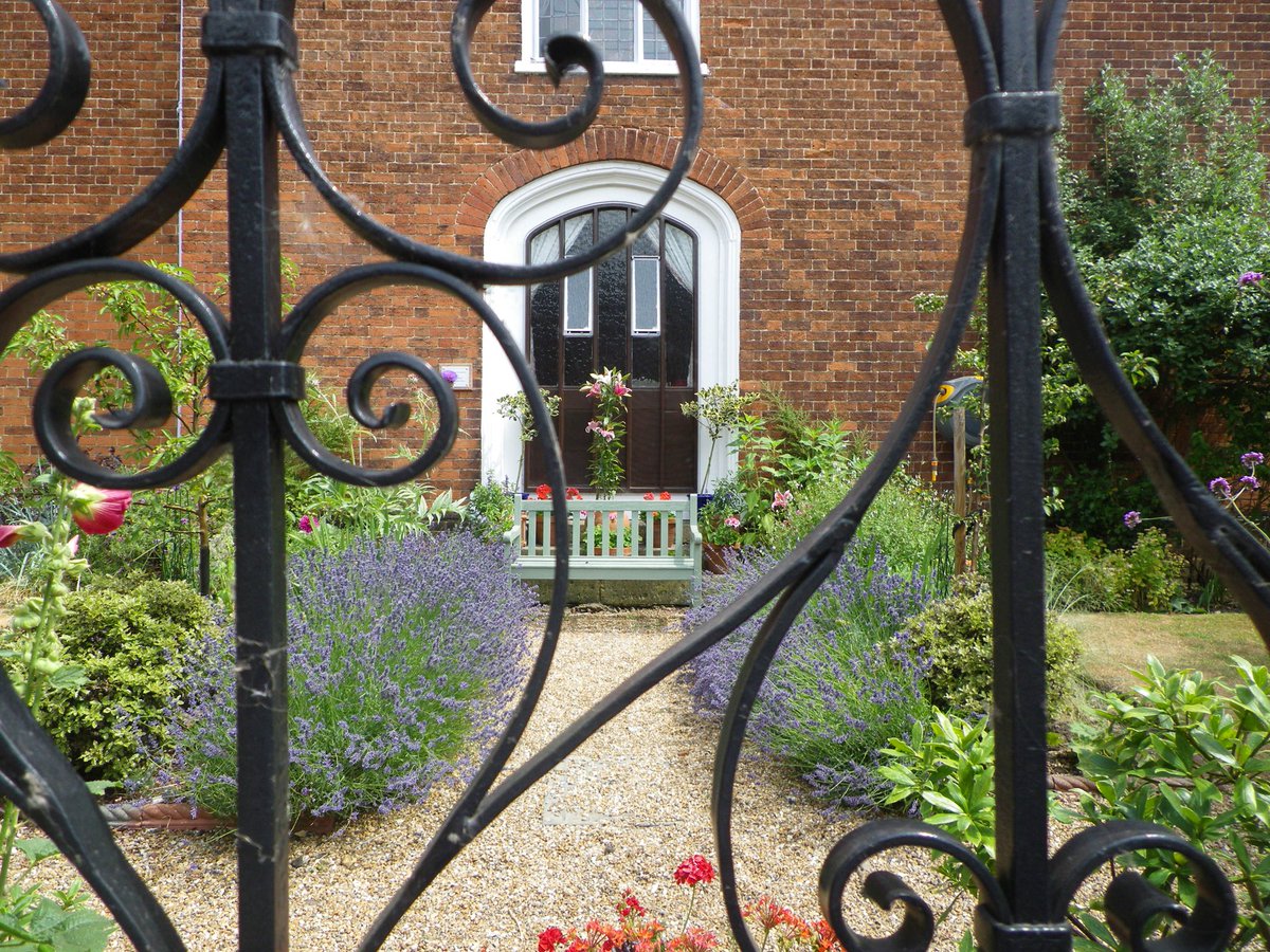 GuildfordnBloom's tweet photo. The award for Best Neighbourhood Project sponsored by @uniofSurrey goes to Stoke Hospital #GiB18 https://t.co/aXVJW8ZYST