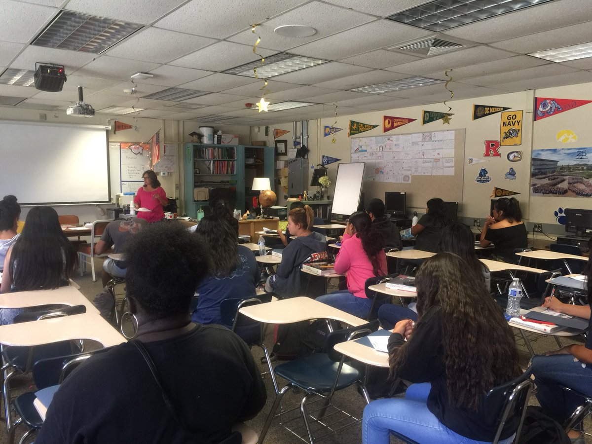 ReadingLegacies's tweet photo. Great turnout at our Community Connections program training at Escondido High School! Proud of these students who volunteer to role model for preschool children as teen readers for a whole semster! #readinglegacies https://t.co/lewGNFy4Mp